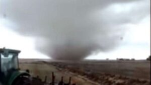 Imagens mostram formação de tornado no Litoral Norte