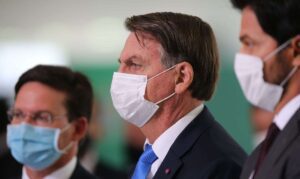 O ministro da Cidadania, João Roma, o presidente da República, Jair Bolsonaro e o ministro das Comunicações, Fabio Faria, durante declaração à imprensa -