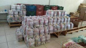 Prefeitura de Osório distribui kits da merenda escolar para alunos da rede municipal