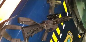 Homem é preso com forte armamento na freeway