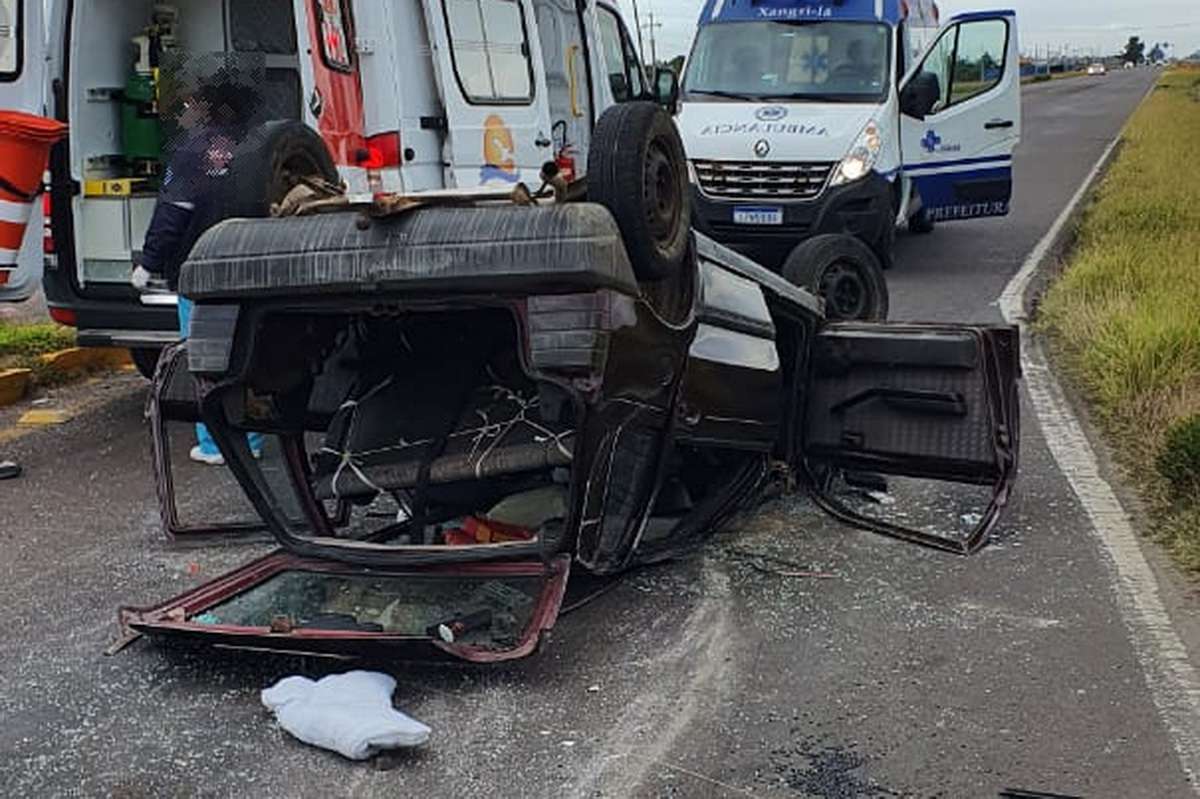 Capotamento de veículo deixa feridos na Estrada do Mar