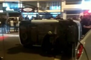 Veículo tomba no centro de Tramandaí