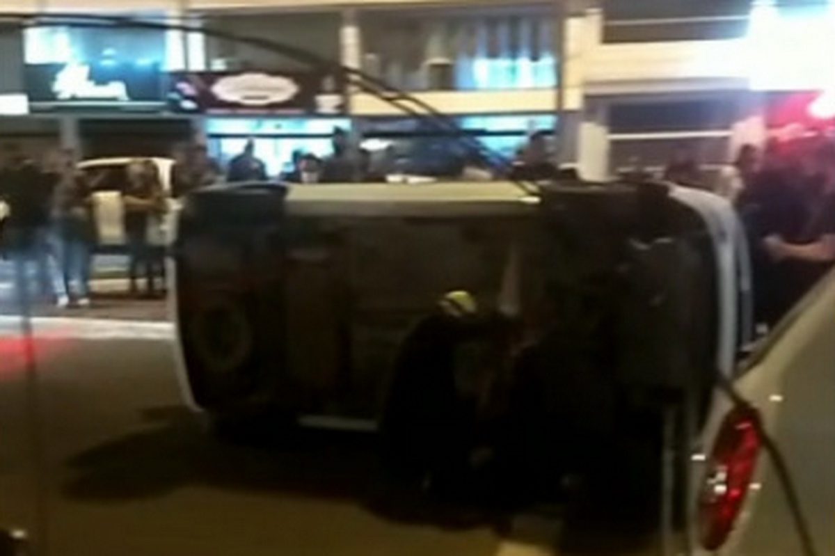 Veículo tomba no centro de Tramandaí