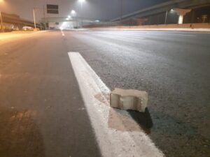 Adolescentes são apreendidos apedrejando carros na freeway pela PRF