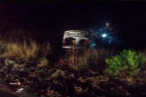 Capotamento deixa três feridos na Estrada do Mar