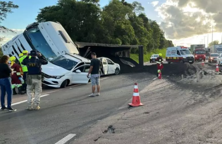 Caminhão tomba sobre carros na Freeway