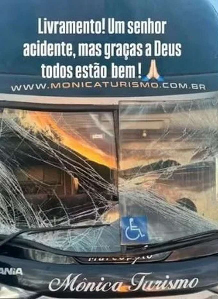 BR-290: acidente com ônibus do cantor ferrugem