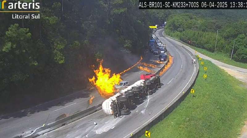 Carreta com etanol explode na BR-101