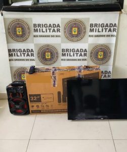 Criminosos escalam sacada e arrombam apartamento em Torres