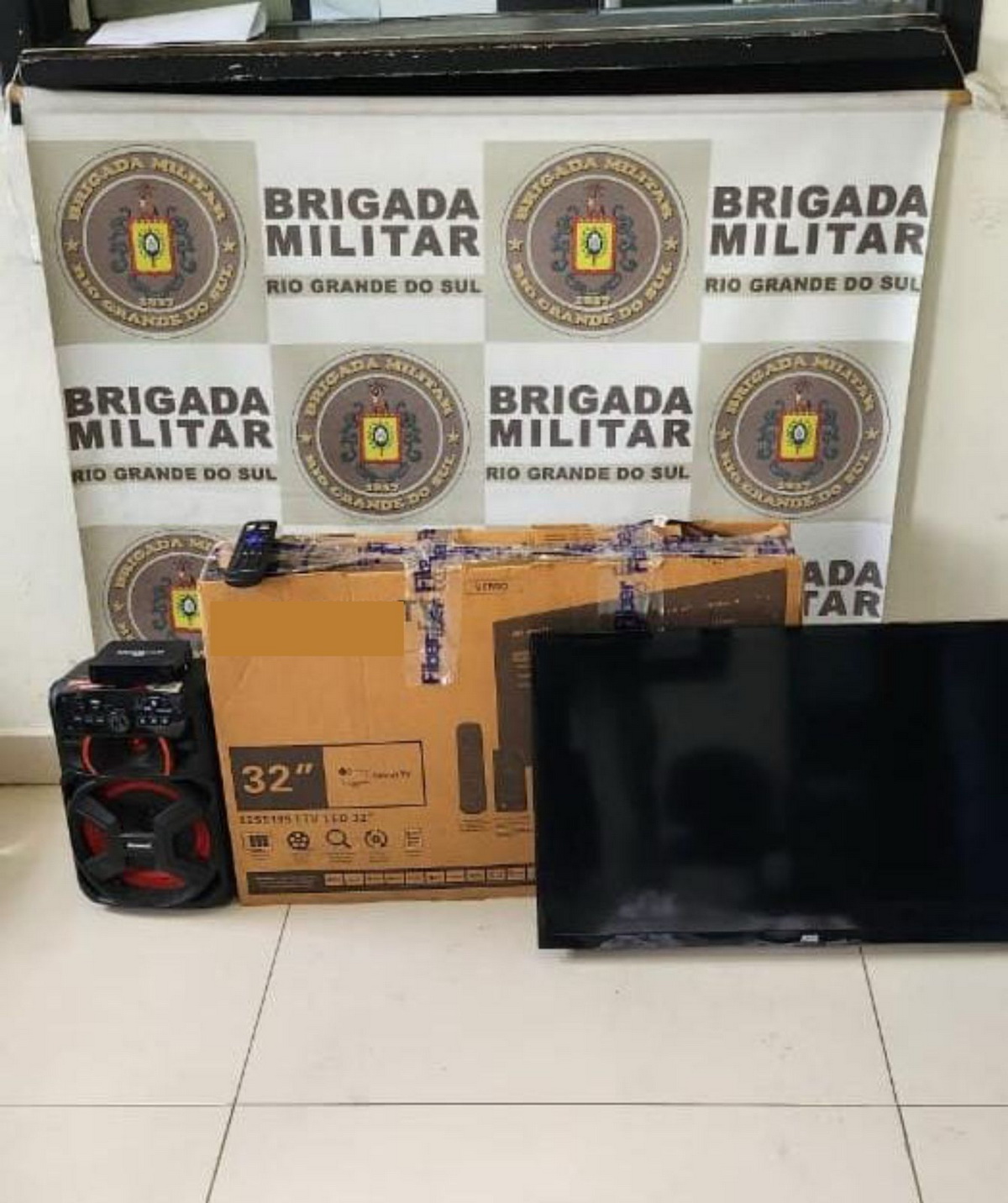 Criminosos escalam sacada e arrombam apartamento em Torres