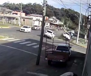 Câmera flagra acidente com morte no centro de Tramandaí