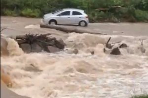 Casal de idosos é resgatado após ficar cercado por correnteza em Caraá