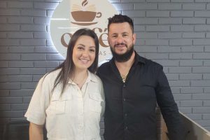 À frente do Café com Letras estão os empreendedores Tatiana Lopes Ferri e Rodrigo Lopes Ferri.