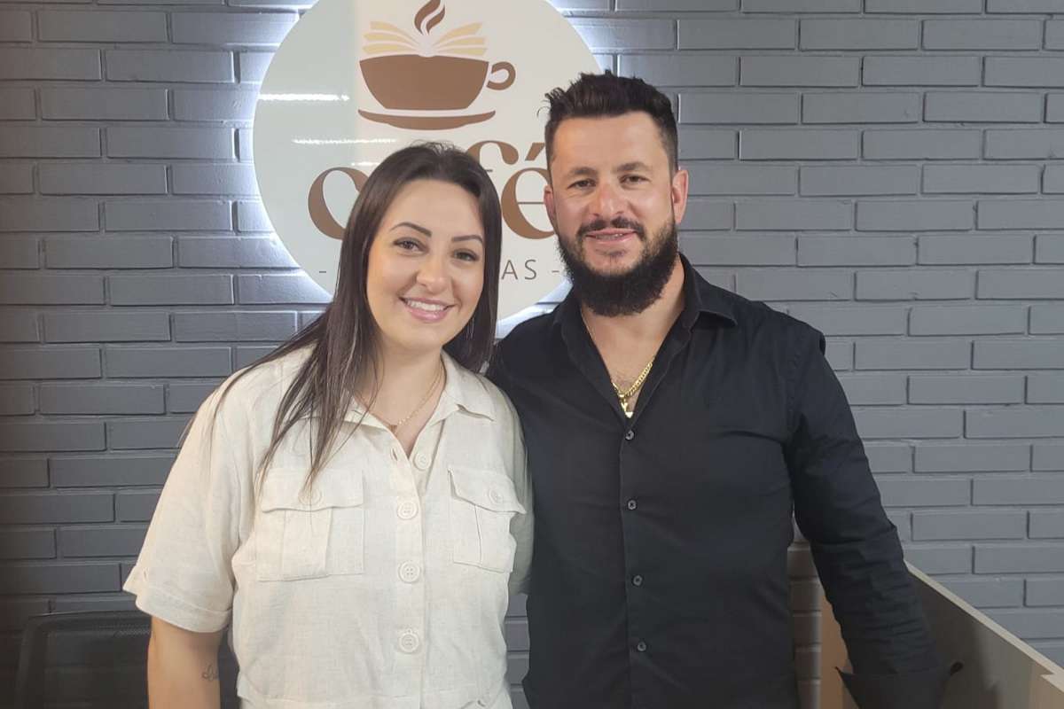 À frente do Café com Letras estão os empreendedores Tatiana Lopes Ferri e Rodrigo Lopes Ferri.