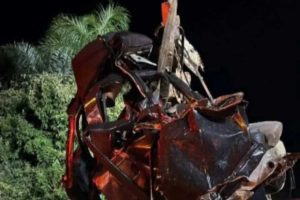 Carreta tomba em cima de carro e mata três pessoas no RS