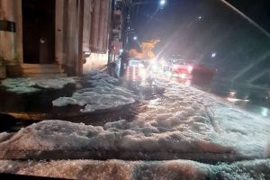 Queda de granizo cobre ruas de Santana do Livramento