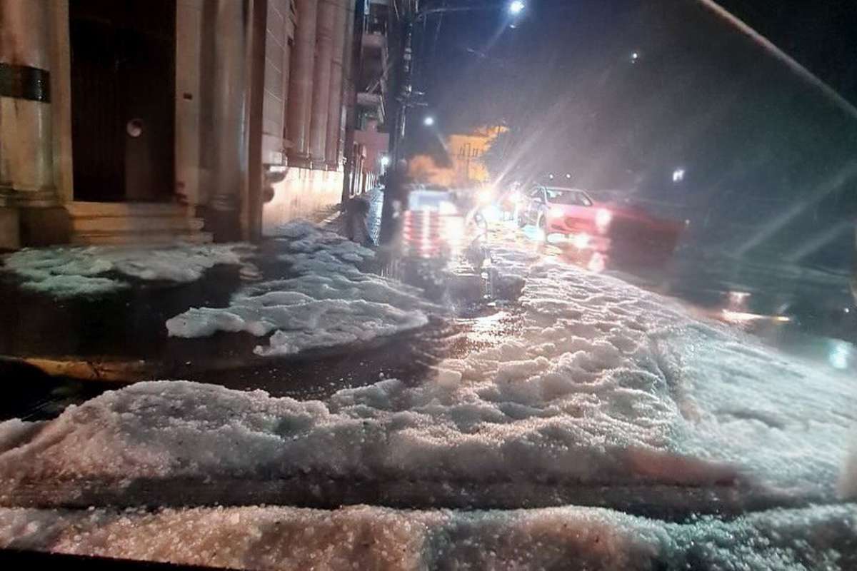 Queda de granizo cobre ruas de Santana do Livramento