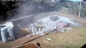 Caminhão carregado com leite