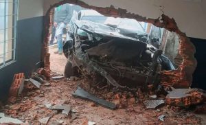 Carro invade academia em Arroio do Sal