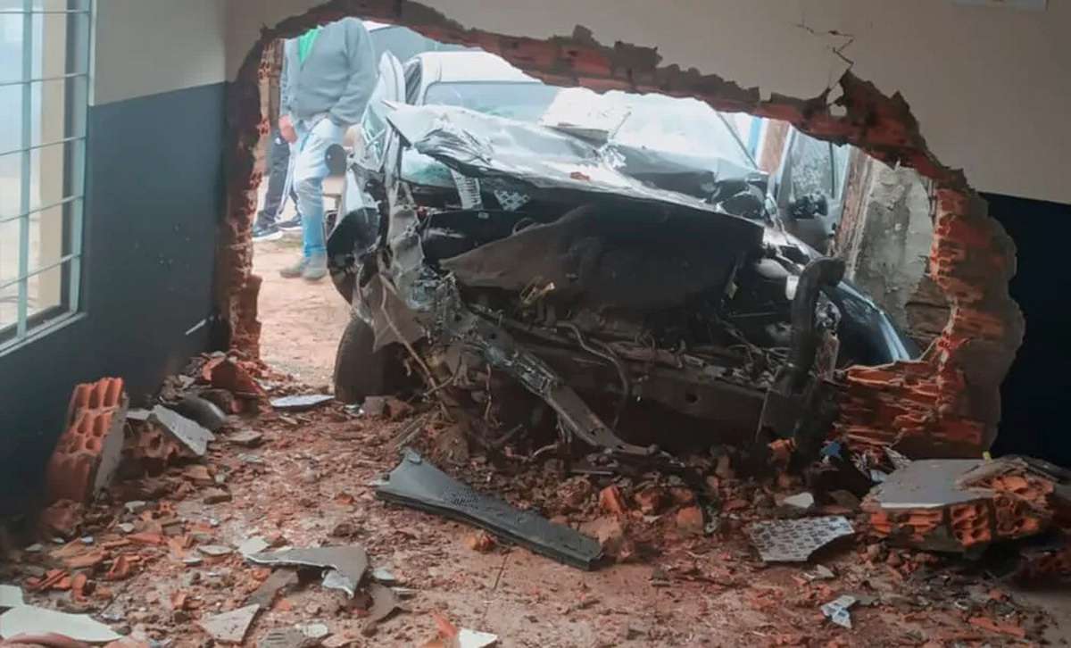 Carro invade academia em Arroio do Sal