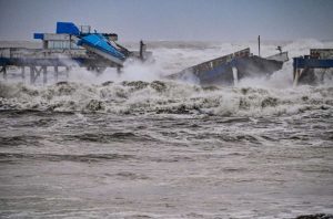 Ciclone destrói parte da plataforma marítima de Atlântida