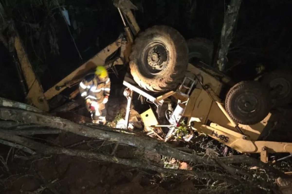 Idoso morre em capotamento de retroescavadeira no Litoral