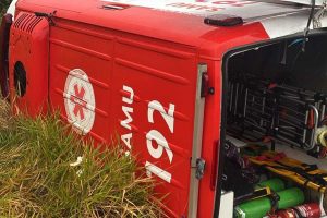 Ambulância do SAMU capota na ERS-030