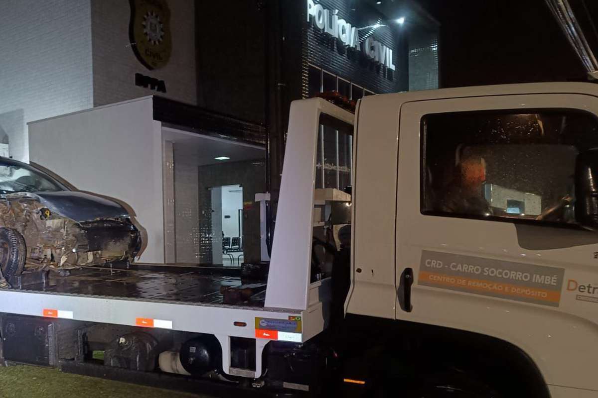 Motorista bate em poste e é preso em Imbé