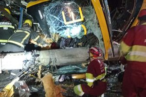 Ônibus que saiu de Porto Alegre tomba na BR-101: morto e feridos
