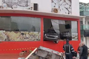 RS: carro invade padaria e fere três