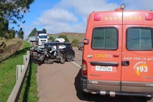 Acidente envolvendo carro, caminhão e carreta deixa motorista em estado grave na BR-285