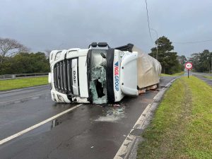 Acidente na Freeway deixa carreta tombada e motorista ferido em Osório