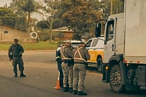 Brigada Militar realiza fiscalização de transporte de produtos perigosos na Estrada do Mar