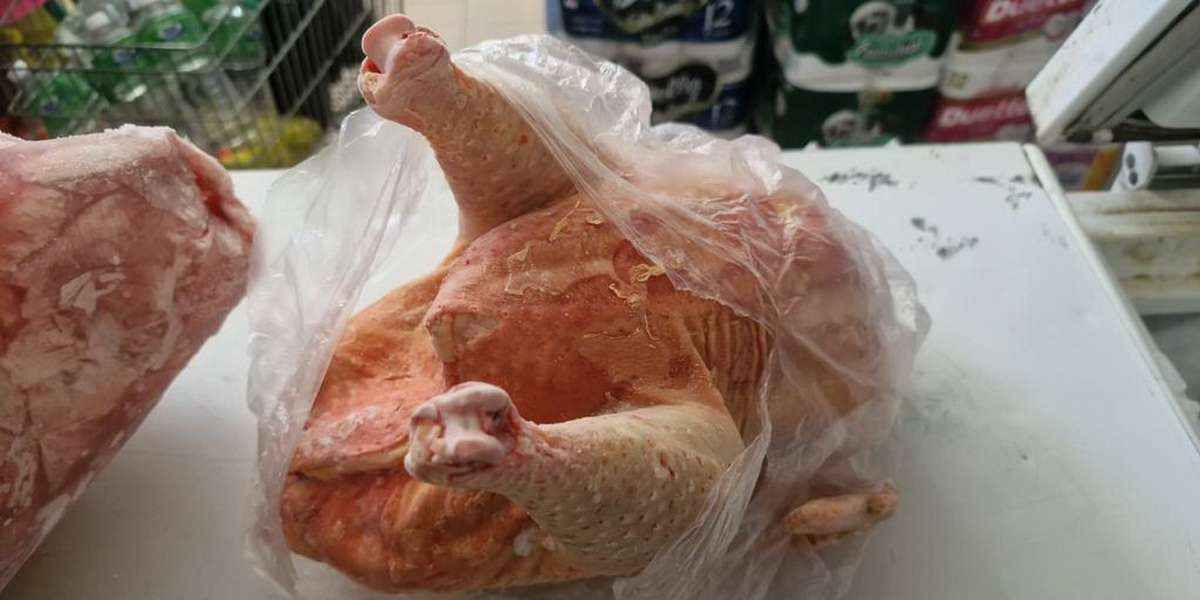 Fiscalização apreende 1,7 tonelada de alimentos impróprios em mercados do RS