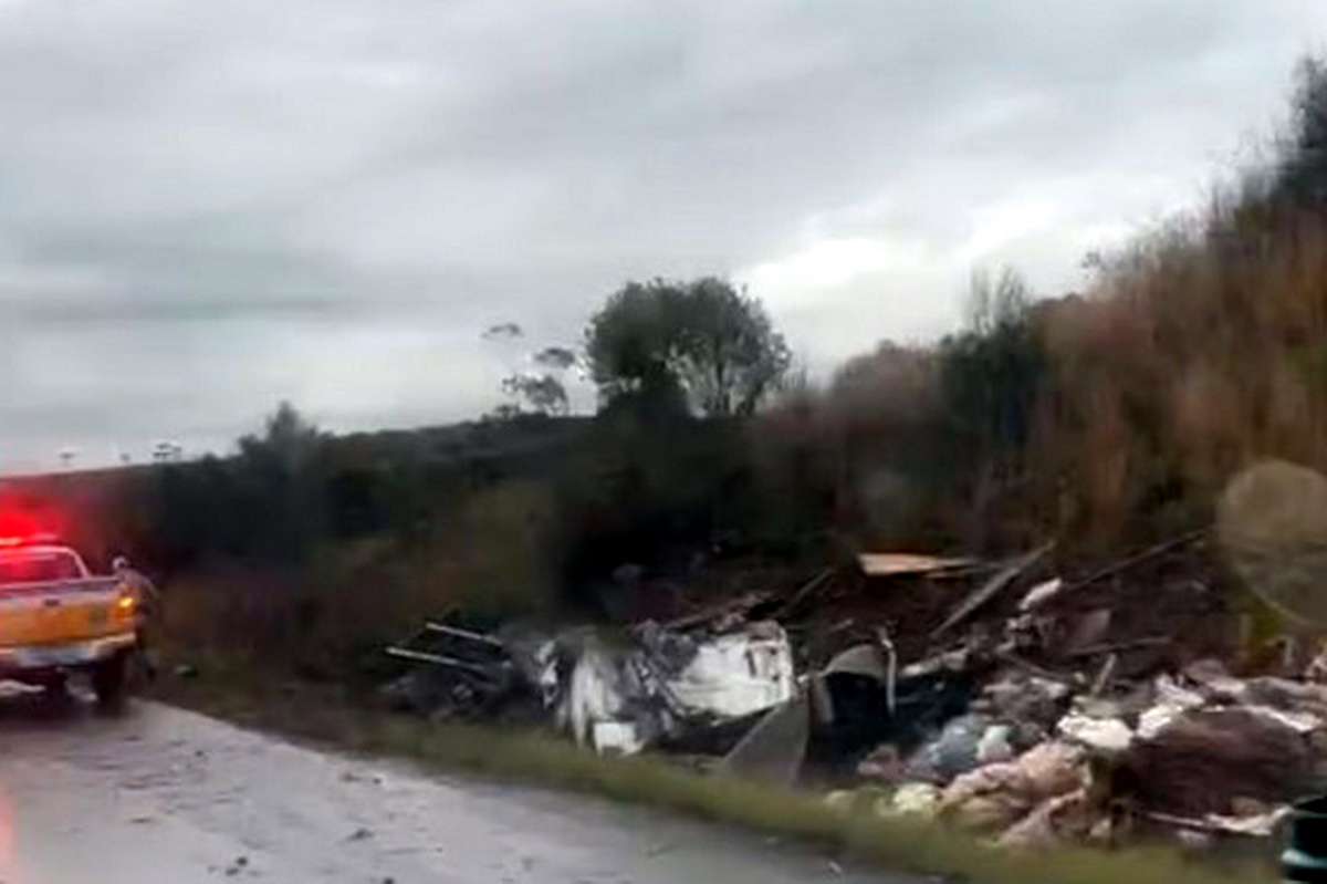 Rota do Sol: caminhão sai da pista e motorista de 22 anos fica preso às ferragens