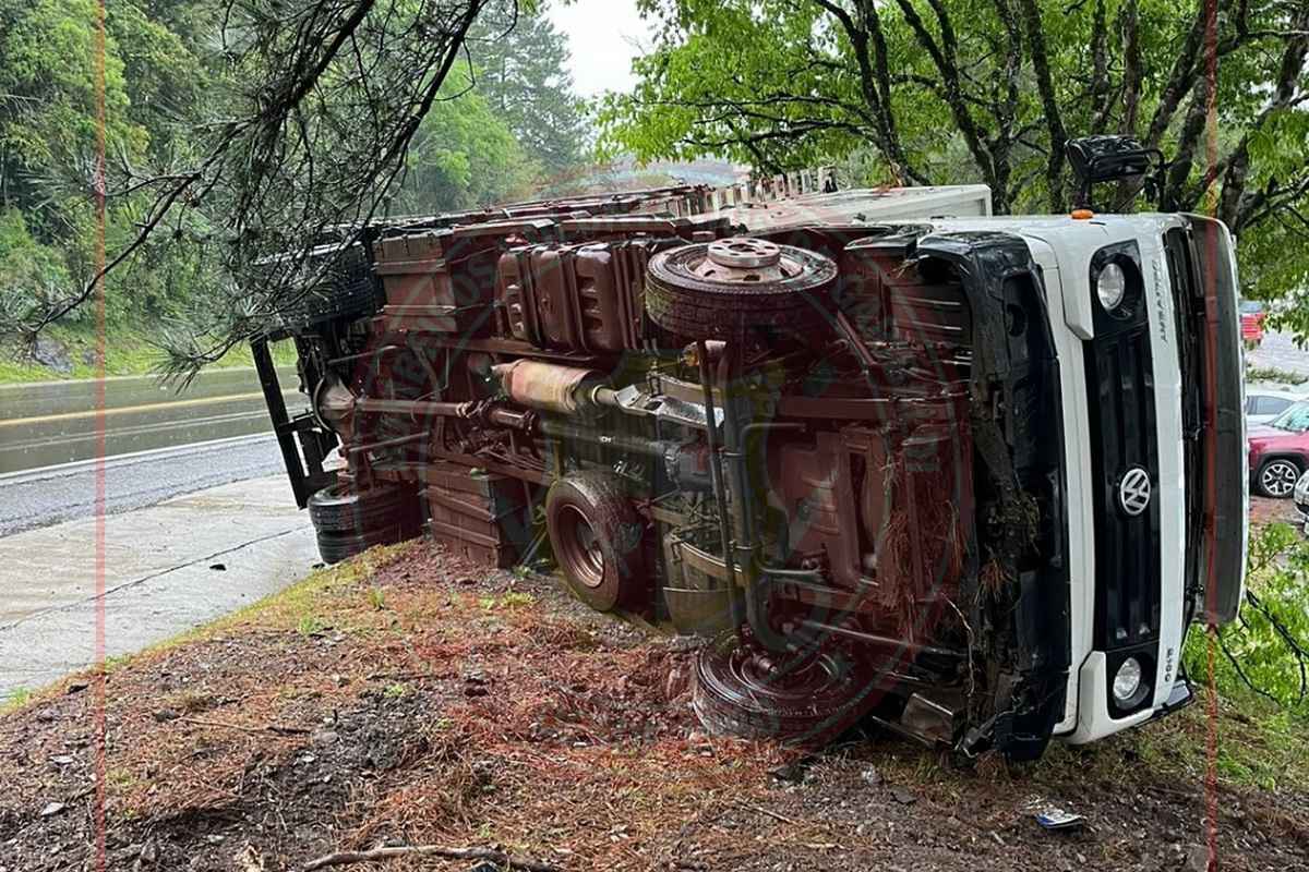 Caminhão tomba na Rota do Sol