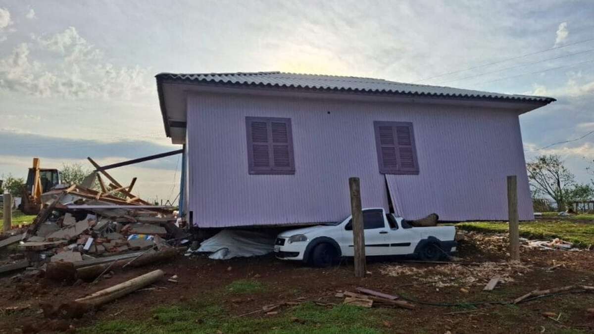 Casa vai parar em cima de carro durante temporal com granizo