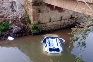 Jovem de 19 anos morre após carro cair de ponte no RS