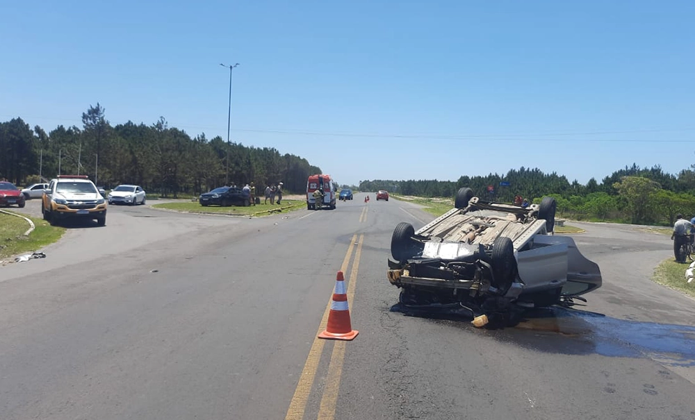 Acidente no Litoral Norte: colisão deixa 3 feridos após capotamento