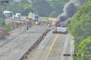 Caminhão carregado de botijões de gás