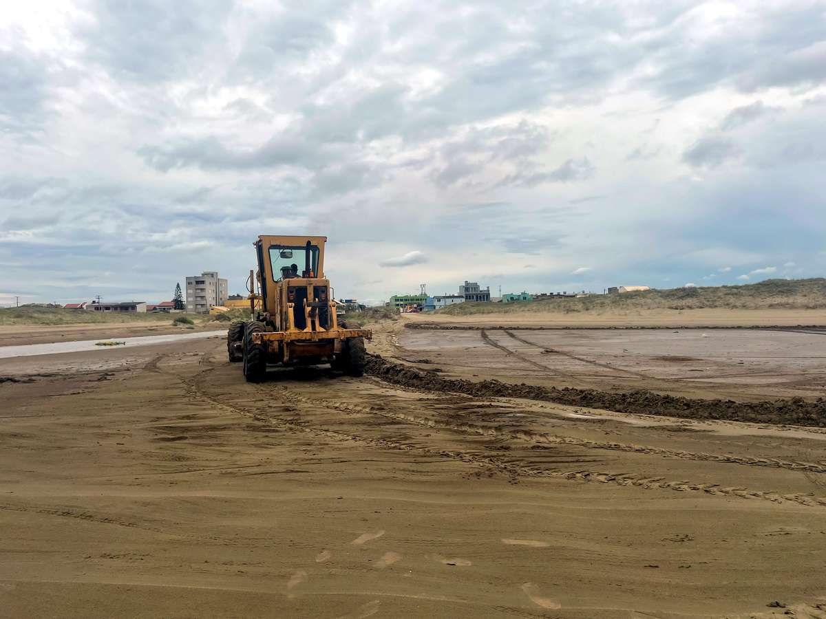 Praia do Cassino: lama avança e força interdição de 2 km no Litoral Sul