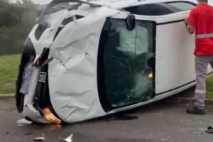 Acidente deixa mulher ferida na rótula da ERS-407 com a Estrada do Mar