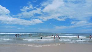 Insolação, Bandeiras nas guaritas, Litoral Norte tem último domingo de 2025 com praias lotadas e contrastes no tempo