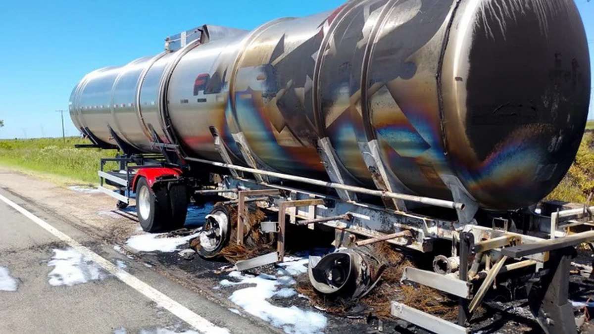 Litoral Sul: incêndio destrói caminhão com combustível