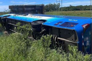 Ônibus com passageiros tomba na Rota do Sol no Litoral Norte