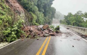 Queda de barreira bloqueia rodovia no RS