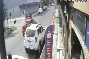 Acidente entre caminhonete e moto deixa jovem ferido em Osório (vídeo)