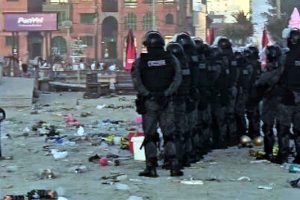 Batalhão de Choque dispersa multidão na orla de Capão da Canoa