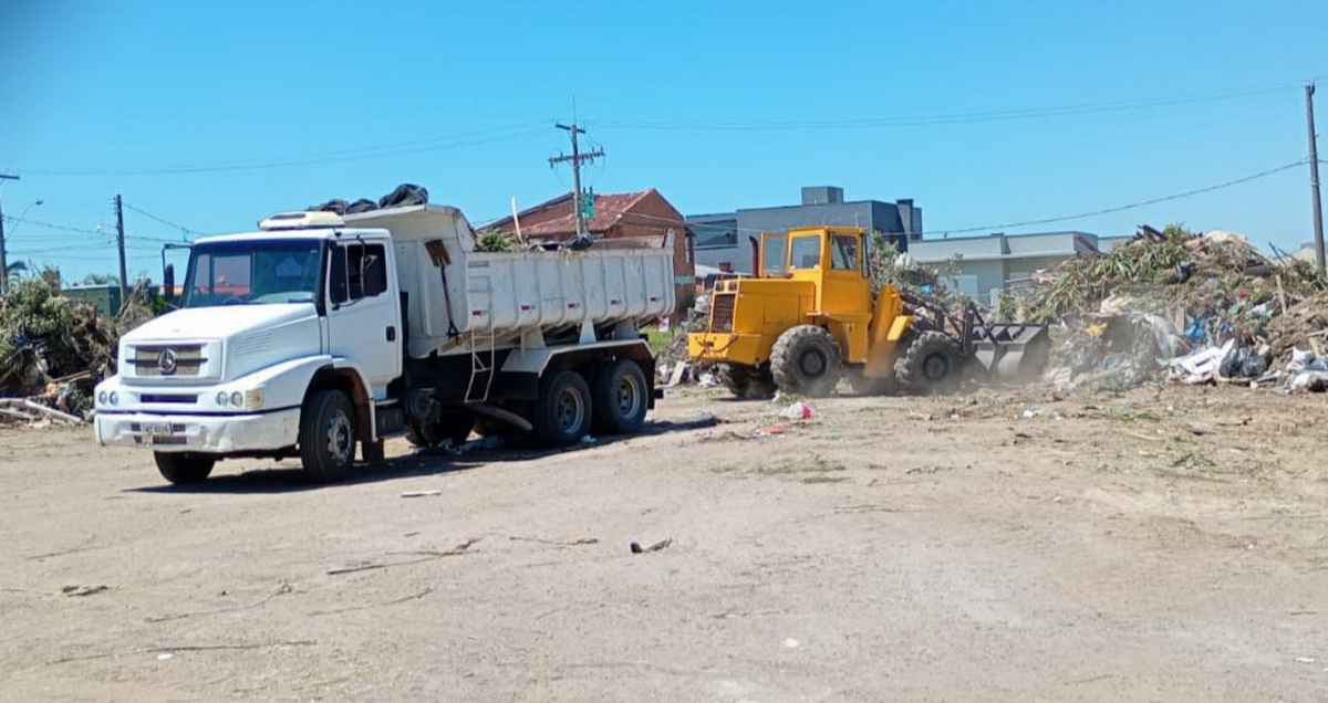 Depósito ilegal de entulho é fechado em Atlântida Sul