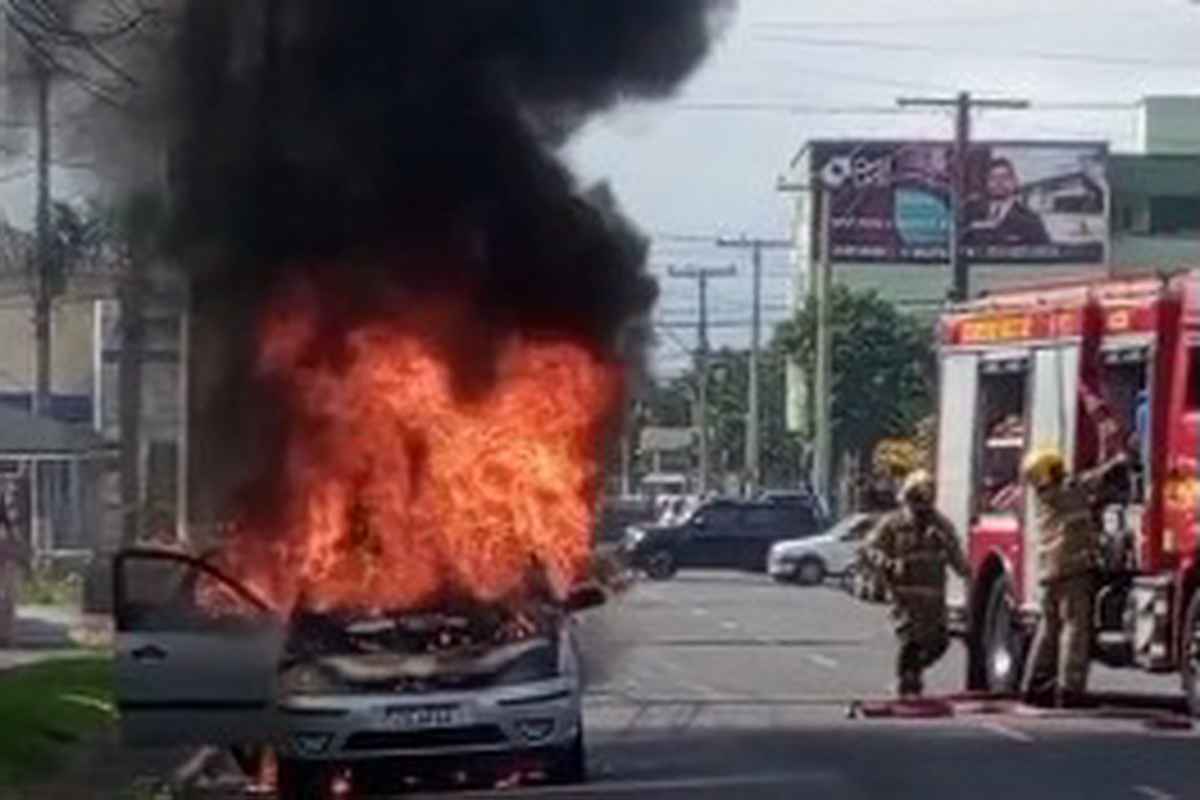 Incêndio em carro destrói veículo no centro de Osório